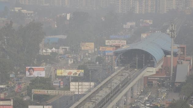 Experts pointed out that multiple sources generate pollutants which congregate during morning hours due to relatively lower temperatures, low winds, and lower mixing height.(Sakib Ali / HT File Photo / Representative image)