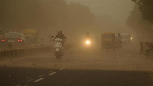 On Tuesday, pollution levels in Delhi had already shot up to near ‘severe’ levels because of intense heat and strong winds, which churned up local dust from parched soil.(Parveen Kumar/Hindustan Times file photo for representation)