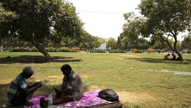 Indians sit under the shade of trees to beat the heat in New Delhi, India, Monday, June 10, 2019. (AP file photo) Indians sit under the shade of trees to beat the heat in New Delhi, India, Monday, June 10, 2019. (AP file photo)