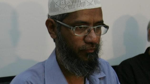 India on Wednesday said it would continue to pursue with Malaysia its request for extradition of Zakir Naik, two days after the Malaysian Prime Minister had said that his country has the right to not extradite Naik.(HT File Photo)