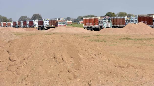 The mines and geology department in Bihar has set a target of earning <span class='webrupee'>₹</span>900 crore in 2019 by creating more sand mining sites.(Arun Sharma/HT File Photo)