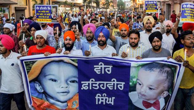 People participate in a candle light march to pay tribute to the two-year-old child Fatehveer, who died after falling into a borewell in Sangrur, in Amritsar, Tuesday, June 11, 2019.(PTI) People participate in a candle light march to pay tribute to the two-year-old child Fatehveer, who died after falling into a borewell in Sangrur, in Amritsar, Tuesday, June 11, 2019.(PTI)