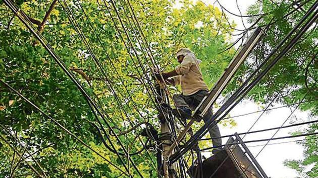 Private workers of a Residents Welfare Association (RWA) repair damaged electrical wiring in Sushant Lok Block-C near Peach tree building, in Gurugram, India, on Wednesday, June 12, 2019. ((Photo by Parveen Kumar/Hindustan Times)) Private workers of a Residents Welfare Association (RWA) repair damaged electrical wiring in Sushant Lok Block-C near Peach tree building, in Gurugram, India, on Wednesday, June 12, 2019. ((Photo by Parveen Kumar/Hindustan Times))