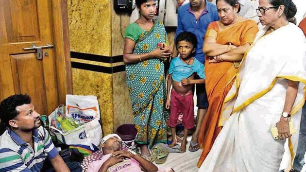 West Bengal chief minister Mamata Banerjee, who also holds the health and family welfare portfolio, speaks to patients during her visit to SSKM medical college in Kolkata on Thursday. (HT photo)