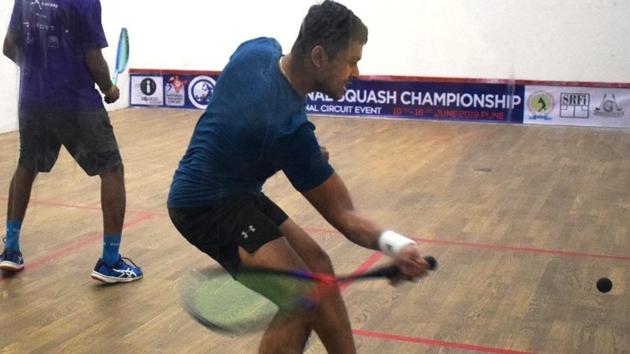 Chennai’s Guhan Senthilkumar (blue t-shirt) during the 76th Senior Squash Nationals at the RSI Sports Club on Wednesday. (HT PHOTO) Chennai’s Guhan Senthilkumar (blue t-shirt) during the 76th Senior Squash Nationals at the RSI Sports Club on Wednesday. (HT PHOTO)