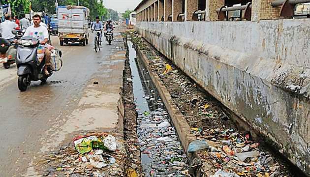 Open drain at Delhi-Gurugram expressway service road near Anaj Mandi subway, in Gurugram, India, on Friday, September 07, 2018. ((Photo by Parveen Kumar/Hindustan Times)) Open drain at Delhi-Gurugram expressway service road near Anaj Mandi subway, in Gurugram, India, on Friday, September 07, 2018. ((Photo by Parveen Kumar/Hindustan Times))