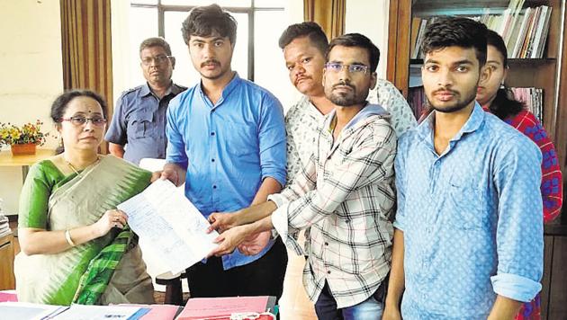 HSC students met MSBSHSE chairman Shakuntala Kale and requested her to speed up the process of rechecking the papers.(HT/PHOTO) HSC students met MSBSHSE chairman Shakuntala Kale and requested her to speed up the process of rechecking the papers.(HT/PHOTO)