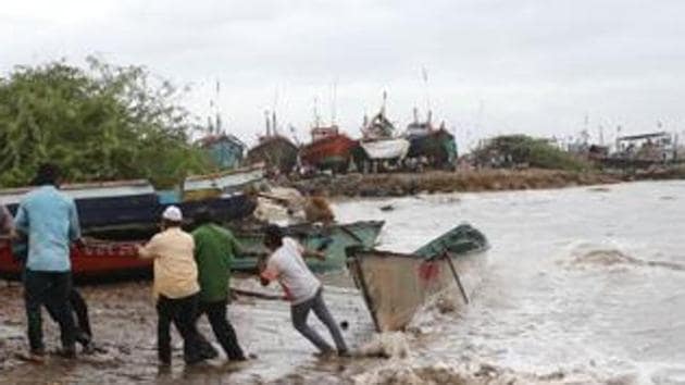 The state government has launched a massive evacuation exercise to shift about three lakh people from low-lying areas of Saurashtra and Kutch regions.(HT Photo)