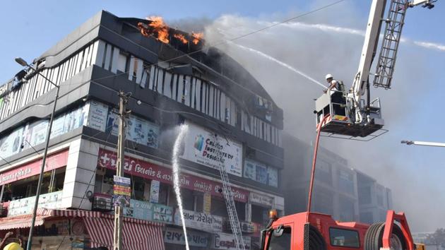According to the police, the probe revealed presence of inflammable material, including flex banners and tyres, on the fourth floor of the complex that led the fire to spread quickly.(HT Photo)