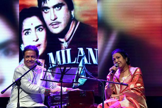 Anup Jalota and veteran Bollywood playback singer Usha Timothy perform during a live concert in Mumbai.(AFP)