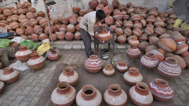 A vendor sells empty earthen pots for storing water. People hoard water in advance in case the day’s tanker doesn’t show up, something that has happened several times said Kalyan Singh Yadav, a resident of Sanjay Colony. “If water totally runs out, we will take our buckets and go to the Delhi Jal Board office that is just a kilometer away.” (Burhaan Kinu / HT Photo)