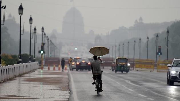 The local dust storm also helped to bring down the temperature by more than 10 degrees Celsius(Arvind Yadav/HT FILE PHOTO)