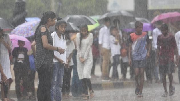 There were light showers in Mumbai on Wednesday, June 12, due to the influence of cyclone Vayu. (Satyabrata Tripathy/HT Photo) There were light showers in Mumbai on Wednesday, June 12, due to the influence of cyclone Vayu. (Satyabrata Tripathy/HT Photo)