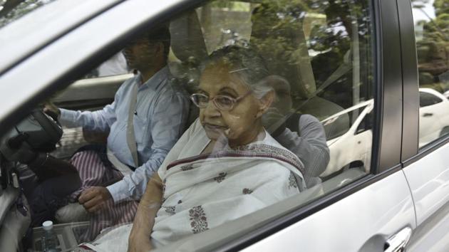 Delhi Pradesh Congress Committee (DPCC) President Sheila Dikshit arrives to meet Delhi Chief Minister Arvind Kejriwal, along with other leaders, to discuss the issues of electricity and water in the city, at Chief Minister's residence, Civil Lines, in New Delhi, India, on Wednesday, June 12, 2019.(Sanchit Khanna/HT PHOTO)
