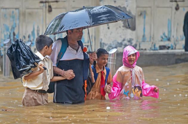 Private entities such as transport and food services, which do not aid citizens in distress after the BMC, will be punished under the Disaster Management (DM) Act this monsoon.(PTI/Representative Image)