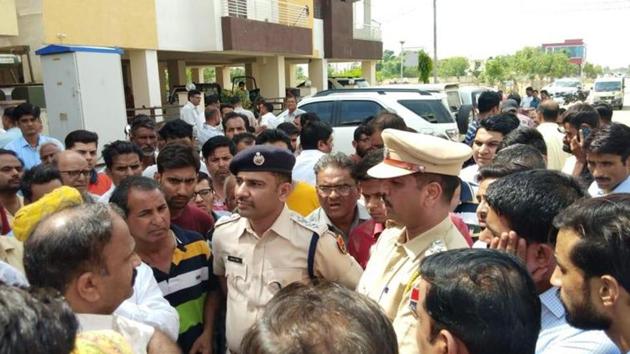 Ganga Vihar residents protest at the site where Kishore Singh was allegedly mowed down by a truck involved in illegal mining and transport of river sand.(HT File Photo)