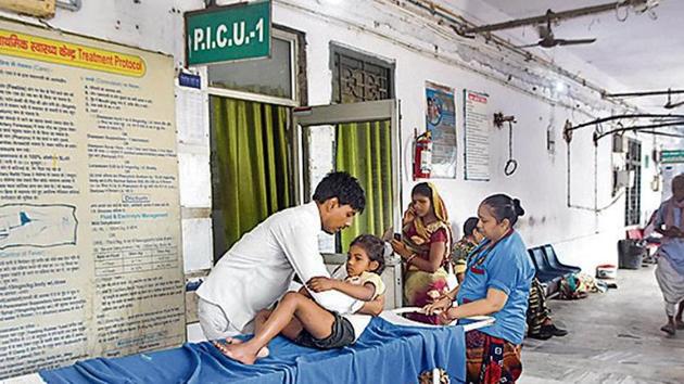 A child being treated for encephalitis at Sri Krishna Medical College and Hospital (SKMCH) in Muzaffarpur on Thursday. (Parwaz Khan /HT)