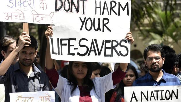 Doctors during a protest outside Mumbai’s Sion hospital demanding more security.(FOR REPRESENTATION/ HT FILE)