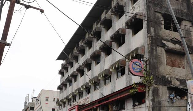 Mhatre building is located near Ramnagar area on the eastern side of the Dombivli railway station. (Rishikesh Choudhary/HT) Mhatre building is located near Ramnagar area on the eastern side of the Dombivli railway station. (Rishikesh Choudhary/HT)