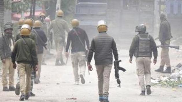An encounter broke out between militants and security forces in Jammu and Kashmir’s Pulwama district on Friday morning, police said.(Waseem Andrabi / HT File Photo/Representative Image)