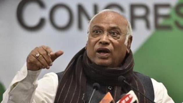 On Thursday, All India Congress Committee (AICC) general secretary in charge of Maharashtra Mallikarjun Kharge, senior state leaders including state unit chief Ashok Chavan, Sushilkumar Shinde and Prithviraj Chavan attended the meeting held at the party’s Dadar office. (Sonu Mehta/HT FILE PHOTO) On Thursday, All India Congress Committee (AICC) general secretary in charge of Maharashtra Mallikarjun Kharge, senior state leaders including state unit chief Ashok Chavan, Sushilkumar Shinde and Prithviraj Chavan attended the meeting held at the party’s Dadar office. (Sonu Mehta/HT FILE PHOTO)