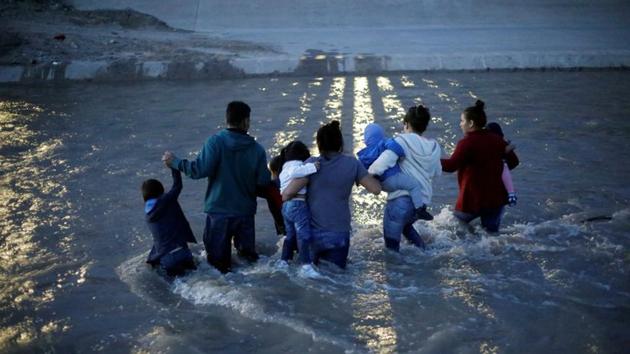 Migrants from Central America cross the Rio Bravo river to enter into the United States to request for asylum in El Paso, Texas. (Jose Luis Gonzalez / REUTERS)