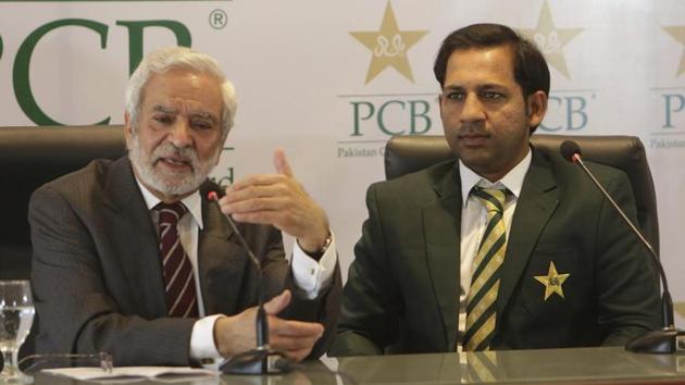 Chairman Pakistan Cricket Board Ehsan Mani, left, addresses a news conference with Sarfraz Ahmed in Lahore, Pakistan, Tuesday, Feb. 5, 2019. The PCB on Tuesday confirmed Ahmed as captain of the national team to the Cricket World Cup in England.(AP)