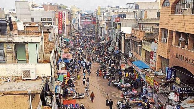 Shopkeepers at Sadar Bazar and Kaman Sarai hope that the construction of multilevel car parks will not only decongest two of the oldest markets in the city, but also benefit their business by bringing in more customers.(Parveen Kumar/HT archive)