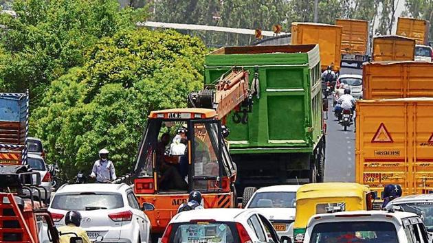 Due to a breakdown of a truck, traffic movement between Rajiv Chowk and Signature Towers on Delhi-Gurgaon Expressway was hampered for nearly five hours this morning, in Gurugram, India, on Friday, June 14, 2019.((Photo by Yogendra Kumar/Hindustan Times))