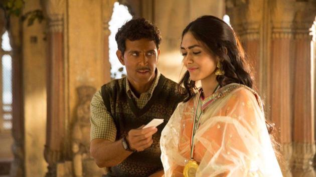 Hrithik Roshan and Mrunal Thakur in a still from Super 30.