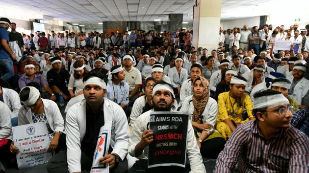 Doctors during a sit-in protest against the assault on junior doctors in West Bengal and in solidarity with their demands, at All India Institute of Medical Sciences (AIIMS) in New Delhi. (Amal KS / HT Photo)