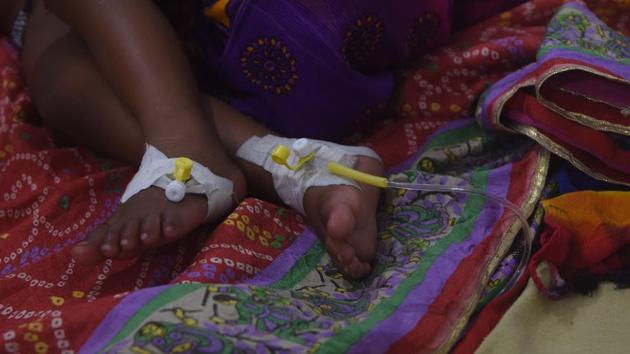 A child suffering from Acute Encephalitis Syndrome under treatment in the PICU ward of Sri Krishna Medical College and Hospital (SKMCH) at Muzaffarpur in Bihar. (Parwaz Khan /HT Photo)