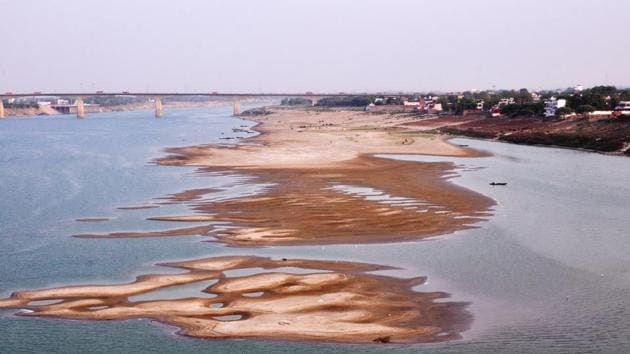 An alarming drop seen in the water level of the river Ganga as dry patches of sand appear visible near Samne Ghat, in Varanasi, Uttar Pradesh. (Rajesh Kumar / HT Photo)