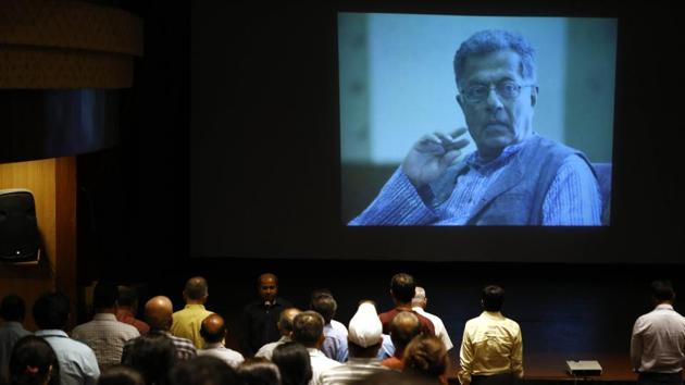 Film and Television Institute of India (FTII) students and staff pay condolence to the late actor and playwright Girish Karnad at FTII in Pune, Maharashtra. Karnad passed away on June 10. (Rahul Raut / HT Photo )
