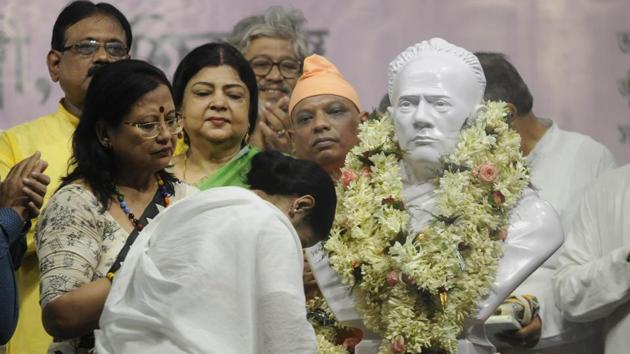 West Bengal Chief Minister Mamata Banerjee reinstalls a bust of Ishwar Chandra Vidyasagar at Vidyasagar College that replaces one vandalized recently, in Kolkata, West Bengal. The old statue of the polymath was broken during clashes in the college during Amit Shah's road show in Kolkata. (Samir Jana / HT Photo)