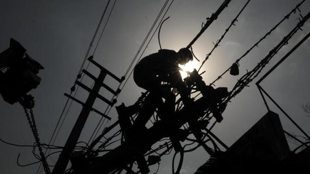 Basant Yadav fixes power lines on MG Road. Yadav, a native of Darbhanga in Bihar, is currently an employee of an electricity distribution company in Gurugram. “When you are working on top of the pole, the sun hits you directly. I sometimes get blackouts, so I pause for a minute. But not working is not an option for me,” he said. Several such workers are braving the heat to make a living in the city. (Parveen Kumar / HT Photo)