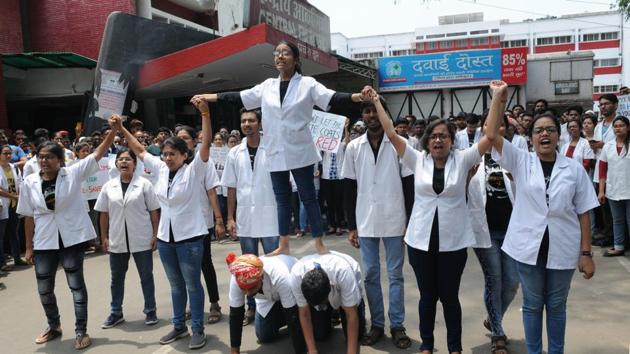 Medical students and junior doctors at RIMS present a street play during their demonstration in protest of assault on doctors in West Bengal in Ranchi, India, on Friday, June 14, 2019.(Diwakar Prasad/ Hindustan Times)