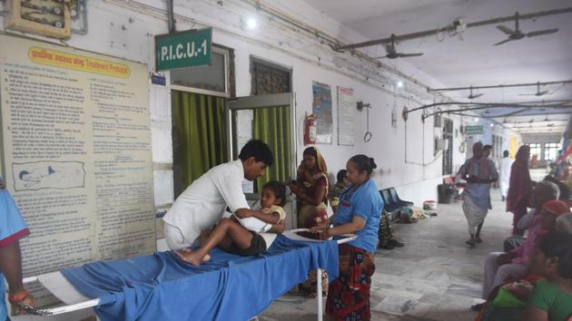 Nine more children died on Friday in Bihar’s Muzaffarpur district, which is reeling under an outbreak of brain fever, taking the toll to 63 this month, (Parwaz Khan /HT PHOTO) Nine more children died on Friday in Bihar’s Muzaffarpur district, which is reeling under an outbreak of brain fever, taking the toll to 63 this month, (Parwaz Khan /HT PHOTO)