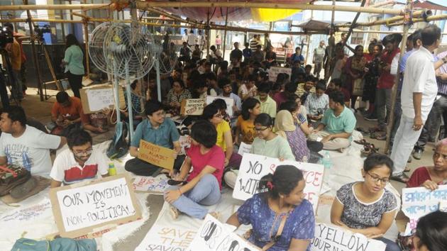 Junior doctors from NRS Medical College and Hospital continuing their strike inside the hospital campus(Samir Jana/HT Photo)