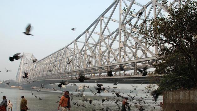 Sarkar jumped into the Hooghly river from a ferry anchored below the Howrah bridge. Spectators, who had gathered on the bridge for the show, did not see him surface and informed the police.(HT PHOTO)