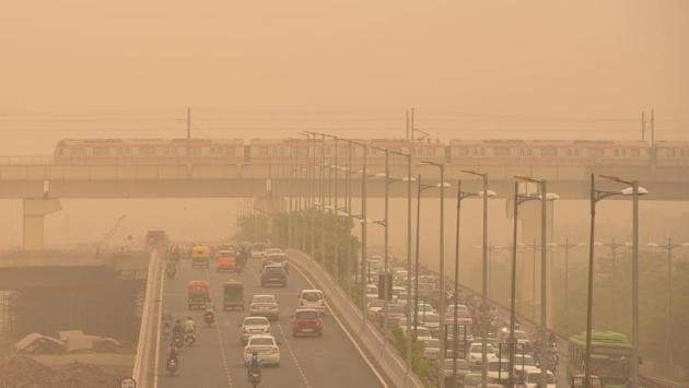 The skyline is engulfed with haze and dust at Delhi Noida link road, near Mayur Vihar Phase -I, in New Delhi. (Mohd Zakir / HT Photo)