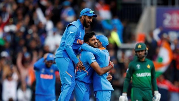India's Vijay Shankar celebrates the wicket of Pakistan's Imam-ul-Haq with team mates(Action Images via Reuters)