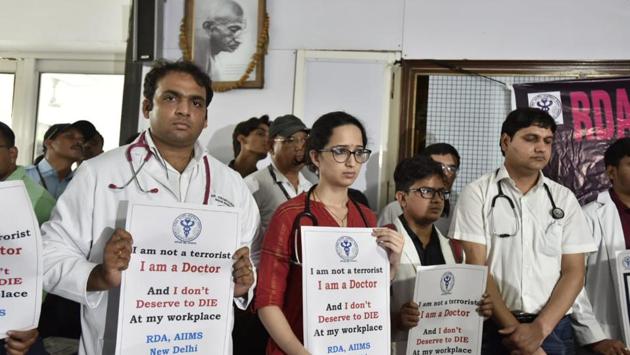 Doctors of the All India Institute of Medical Sciences (AIIMS) on Monday announced that they will withdraw elective services from 12 noon today till 6 am on Tuesday. The decision was taken in an emergency meeting early on Monday and comes amid allegations that a junior resident doctor was abused by the relatives of a patient at around 1:30 am on Sunday. (Sanjeev Verma / HT Photo)