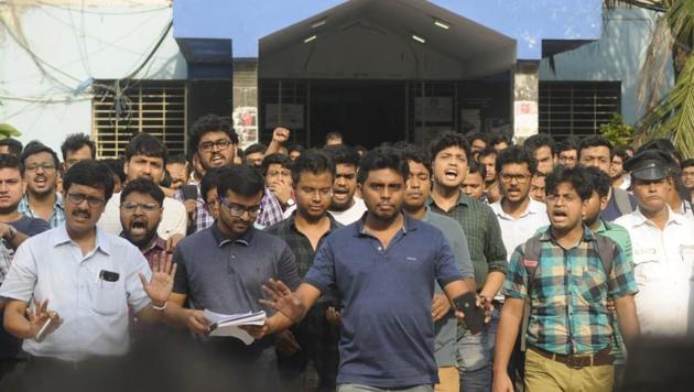 After General Body meeting, Junior Doctors representative are briefing on strike issue in front of Academic Building in NRS Hospital in Kolkata on Sunday, June 16, 2019.(Samir Jana/HT Photo)