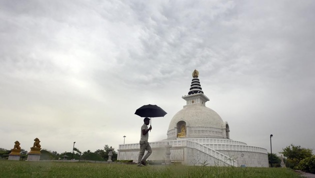 The temperature could climb up thereafter, but with another western disturbance approaching, the weatherman is expecting a spell of rain from June 23. Monsoon is expected to hit Delhi in the first week of July.(HT File Photo)