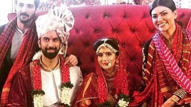 Sushmita Sen, boyfriend Rohman Shawl pose with newlyweds Rajeev Sen and Charu Asopa.
