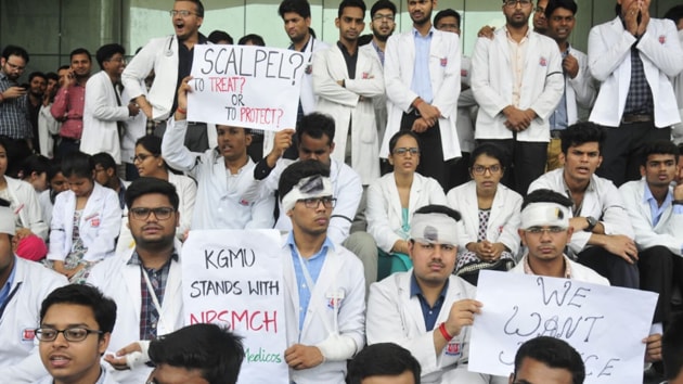 Doctors of Lucknow’s KGMU protesting in support of their Bengal colleagues, Monday June 17, 2019.(HT Photo)