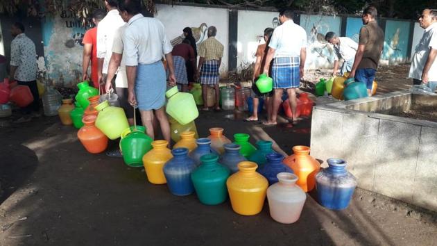 Residents of Chennai stand in a queue to fill up their pots as the city reels under a severe water crisis.(HT Photo)