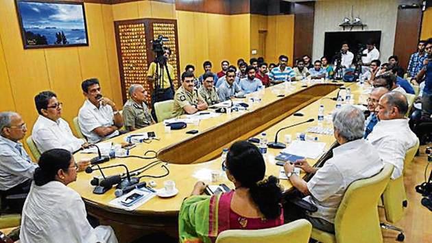West Bengal chief minister Mamata Banerjee meets junior doctors from various medical colleges of West Bengal, at Nabanna, in Kolkata, West Bengal, India, on Monday, June 17, 2019. ((HT Photo)) West Bengal chief minister Mamata Banerjee meets junior doctors from various medical colleges of West Bengal, at Nabanna, in Kolkata, West Bengal, India, on Monday, June 17, 2019. ((HT Photo))