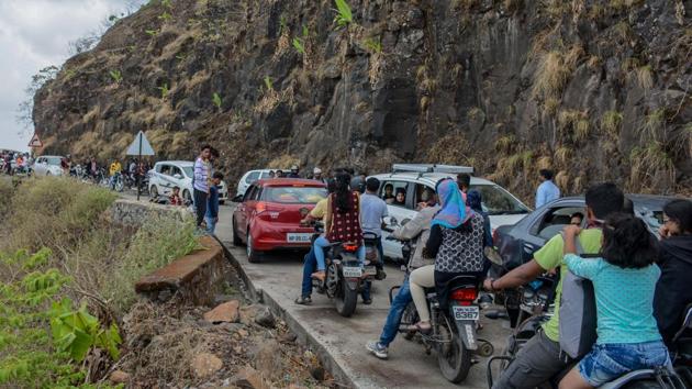 The narrow width of the road often leads to massive traffic jams, seen in the picture, on the stretch leading to the fort. (Milind Saurkar/HT Photo) The narrow width of the road often leads to massive traffic jams, seen in the picture, on the stretch leading to the fort. (Milind Saurkar/HT Photo)